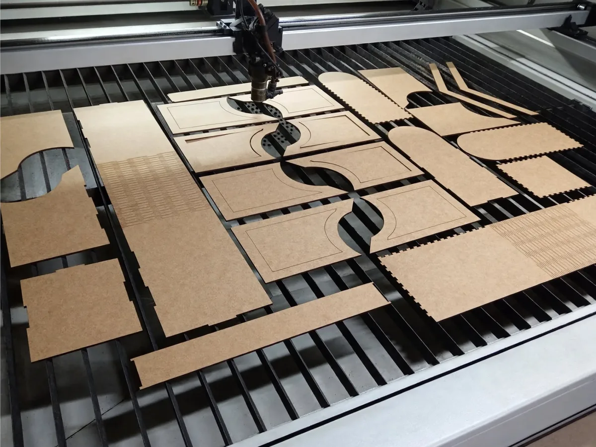 Máquina láser cortando piezas de MDF
