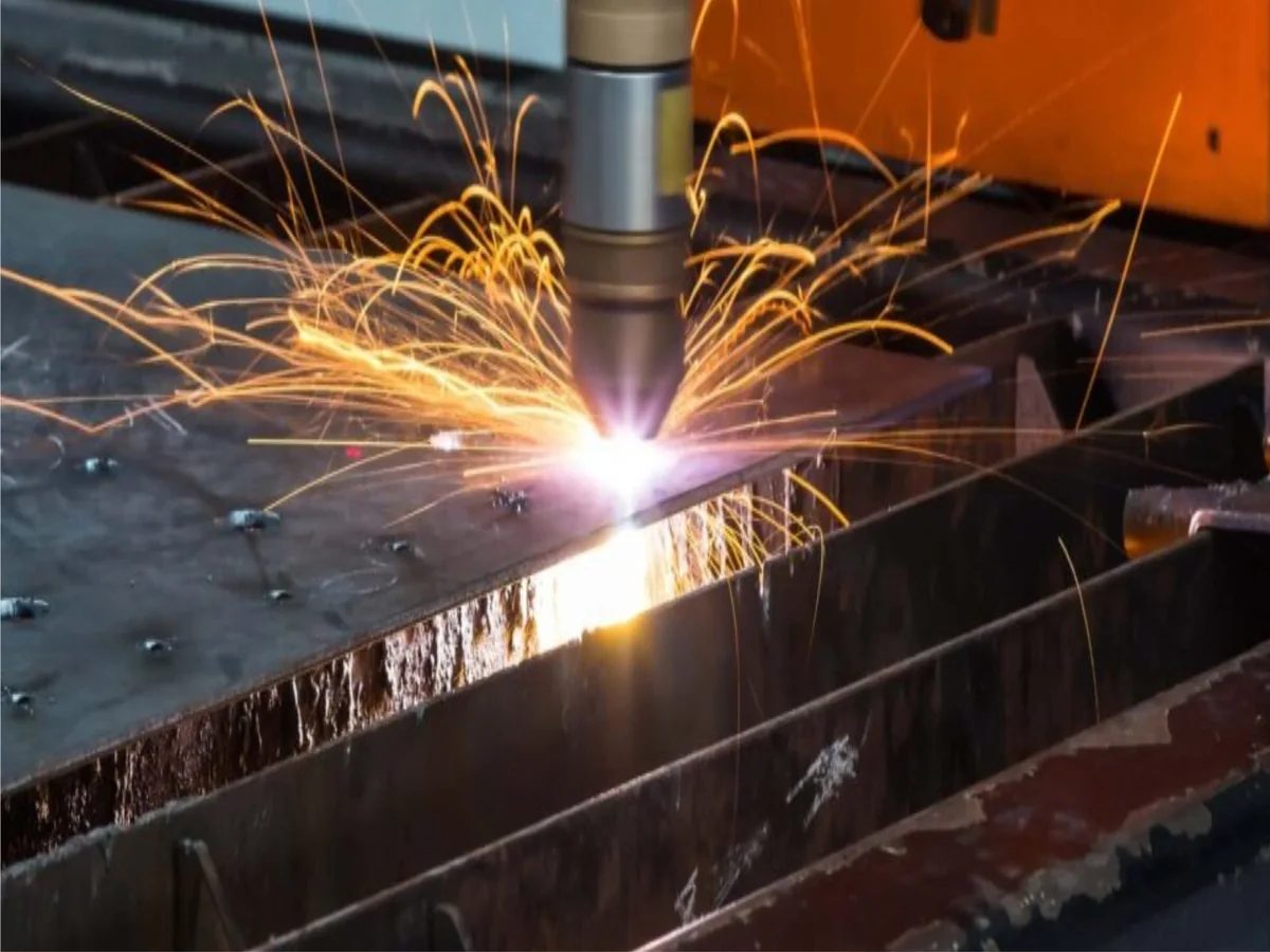Antorcha de plasma cortando una lámina de metal con chispas