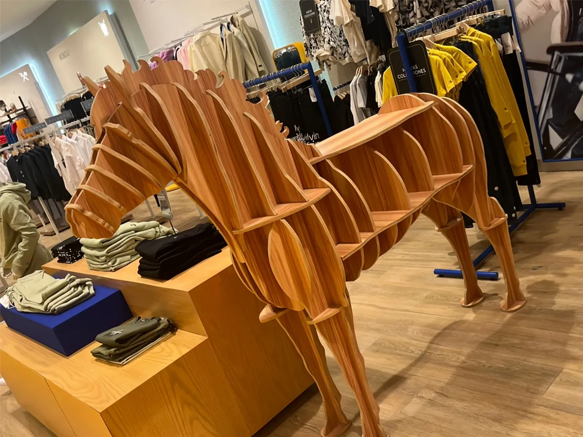 Caballo de MDF cortado en router CNC como exhibidor en una tienda de ropa