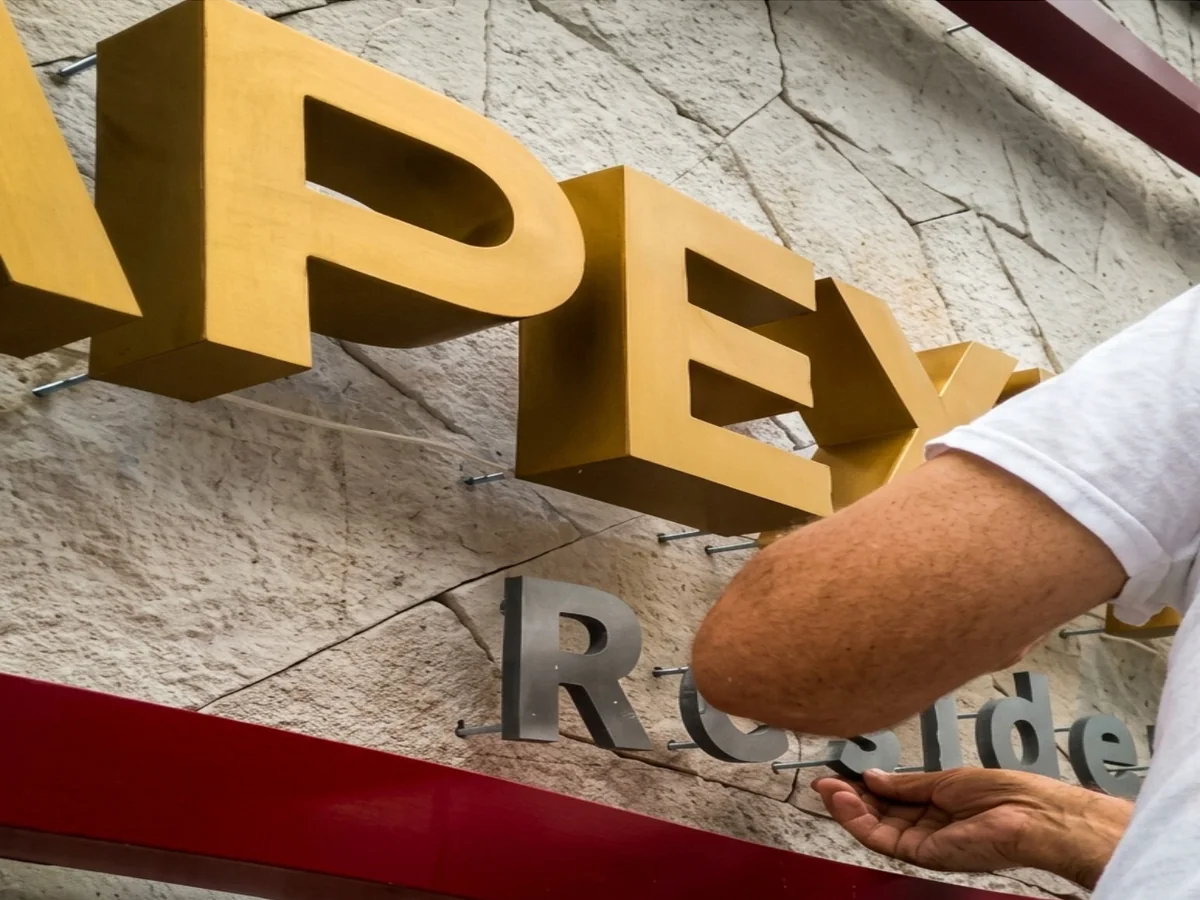 Instalación de letras 3D en la fachada de piedra de un local