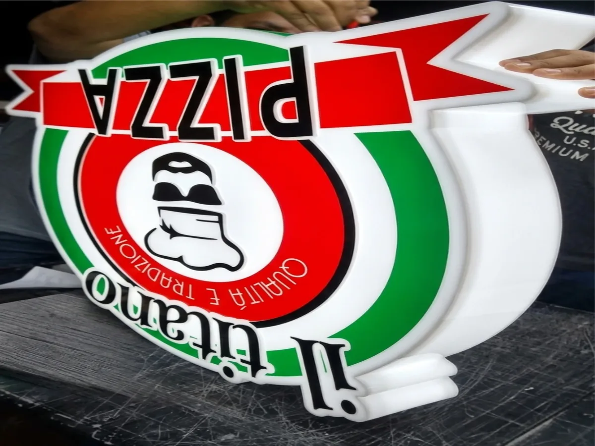 Letrero 3D iluminado con el logo de una pizzería