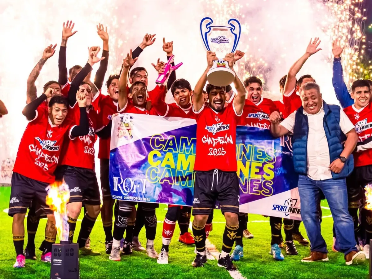 Equipo de fútbol celebrando con una lona de campeones